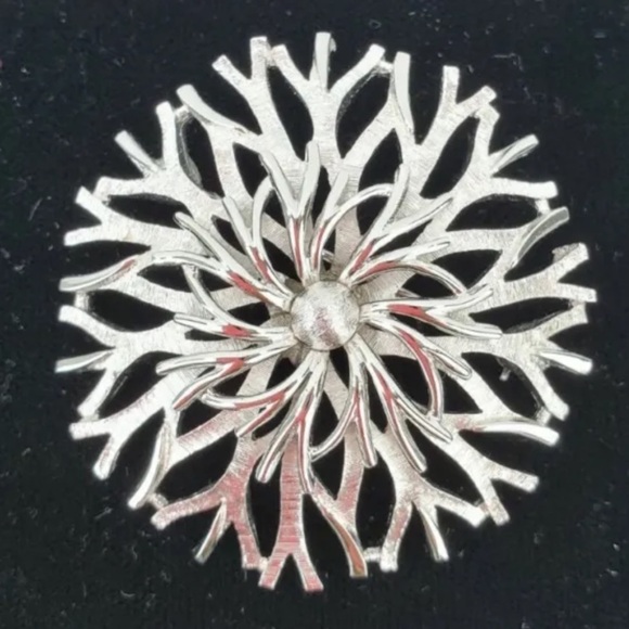 Vtg Crown Trifari Brooch Round Floral Shiny Brushed Silver-Tone 1.5” 60s 70s - Picture 2 of 12